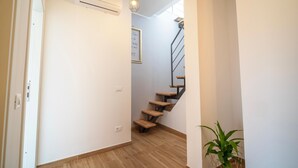 A staircase with wooden steps and a metal railing, leading to an upper floor. - La Terrazza Anagni (Anagni)