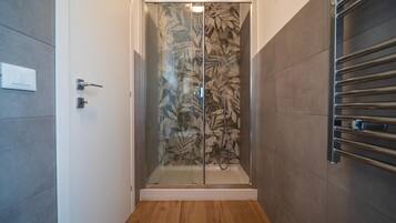Doccia, asciugacapelli, bidet, asciugamani
