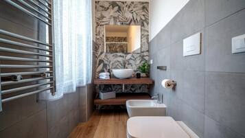 Doccia, asciugacapelli, bidet, asciugamani
