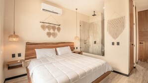 Um quarto moderno com uma cama grande, cabeceira de madeira e ar condicionado fixado na parede.