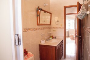Secadora de cabello, toallas, jabón, papel de baño
