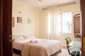 3 habitaciones, tabla de planchar con plancha, wifi y ropa de cama
