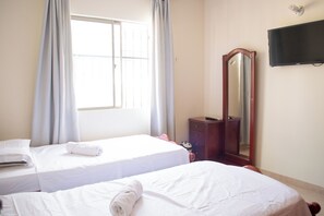 3 habitaciones, tabla de planchar con plancha, wifi y ropa de cama