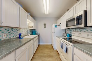 Fridge, microwave, oven, stovetop - Beach Access Across the Street, Shared Heated Pool (Corpus Christi)