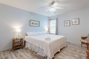 2 bedrooms, Internet - Beach Access Across the Street, Shared Heated Pool (Corpus Christi)