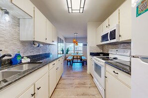 Kylskåp, mikrovågsugn, ugn och spishäll