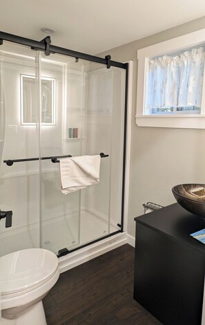 シャワー、ヘアドライヤー、タオル