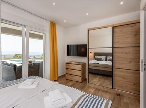 4 bedrooms, WiFi, bed sheets