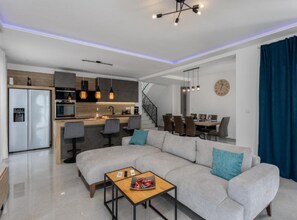 TV - Villa Fran - Four Bedroom Villa with Private Pool (Smrika)