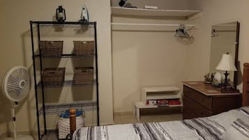 1 habitación, tabla de planchar con plancha, wifi y ropa de cama