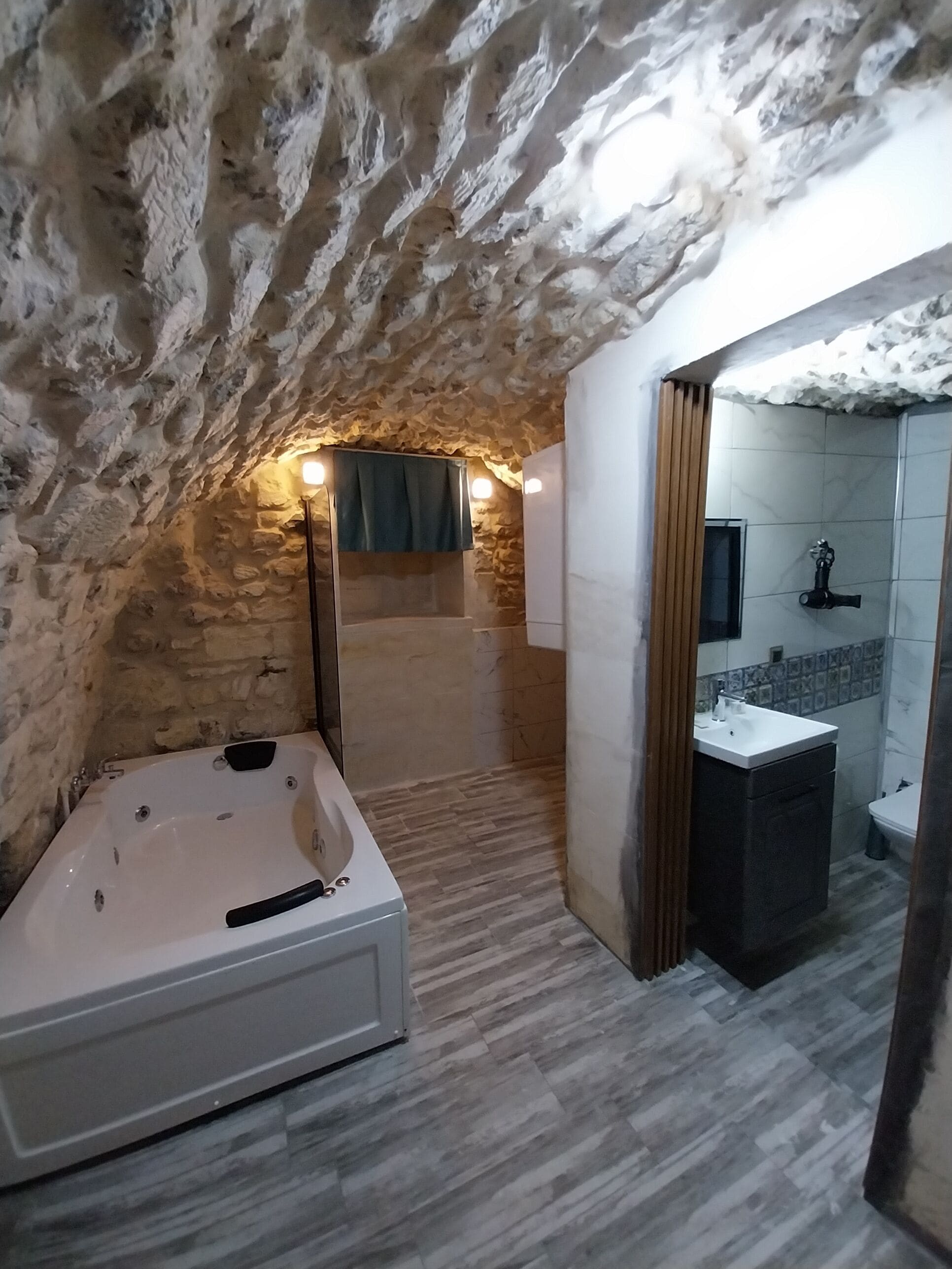 Chambre Tradition Double ou avec lits jumeaux, vue cour intérieure | Salle de bain