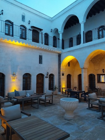 TV. ORPHEUS BOUTİQUE HOTEL