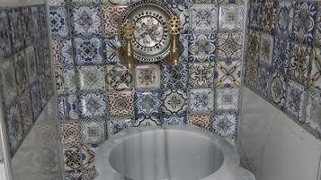 Combined shower/bathtub, hair dryer, slippers, towels