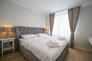 2 bedrooms, desk, iron/ironing board, WiFi