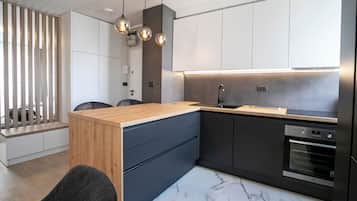 Fridge, oven, dishwasher, coffee/tea maker