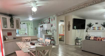 Charming 3-bedroom house with AC and WiFi in welcoming Lytle,TX.