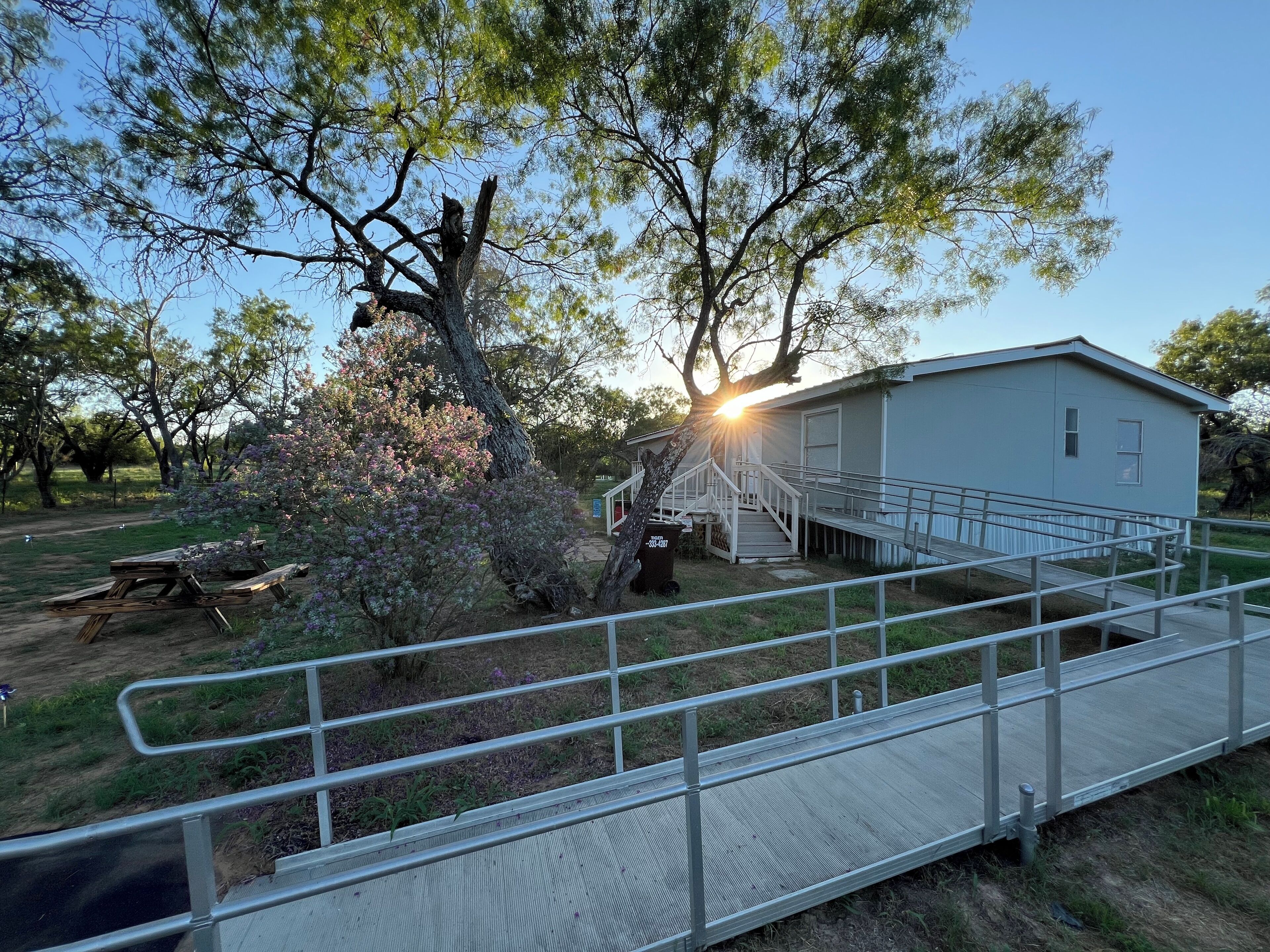 المنطقة المحيطة بالمنشأة