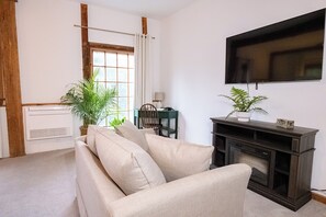 Deluxe Room, Valley View | Individually decorated, individually furnished, blackout drapes - Osceola Mill (Raphine)