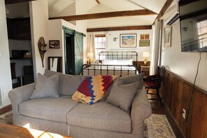 Family Cabin, River View | Individually decorated, individually furnished, blackout drapes - Osceola Mill (Raphine)