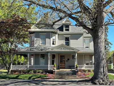 Spacious 4-bedroom house in charming Wilson with AC, WiFi