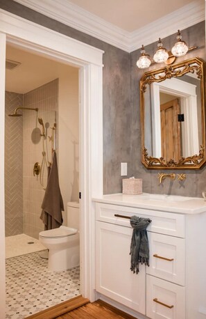Shower, hair dryer, towels, soap - Spacious 4-bedroom house in charming Wilson with AC, WiFi (Wilson)