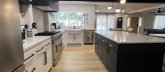 Spacious 6-bedroom house in marvelous Lubbock with AC, WiFi, fitness room