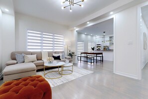 TV, fireplace - Home away home rental (Georgina)