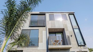 A modern building with a balcony, large windows, and a clear sky. - Stunning Hollywood Townhouse with Sunny views (Los Angeles)