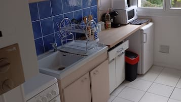 Een microgolfoven, een oven, kookgerei, borden en bestek, kruiden