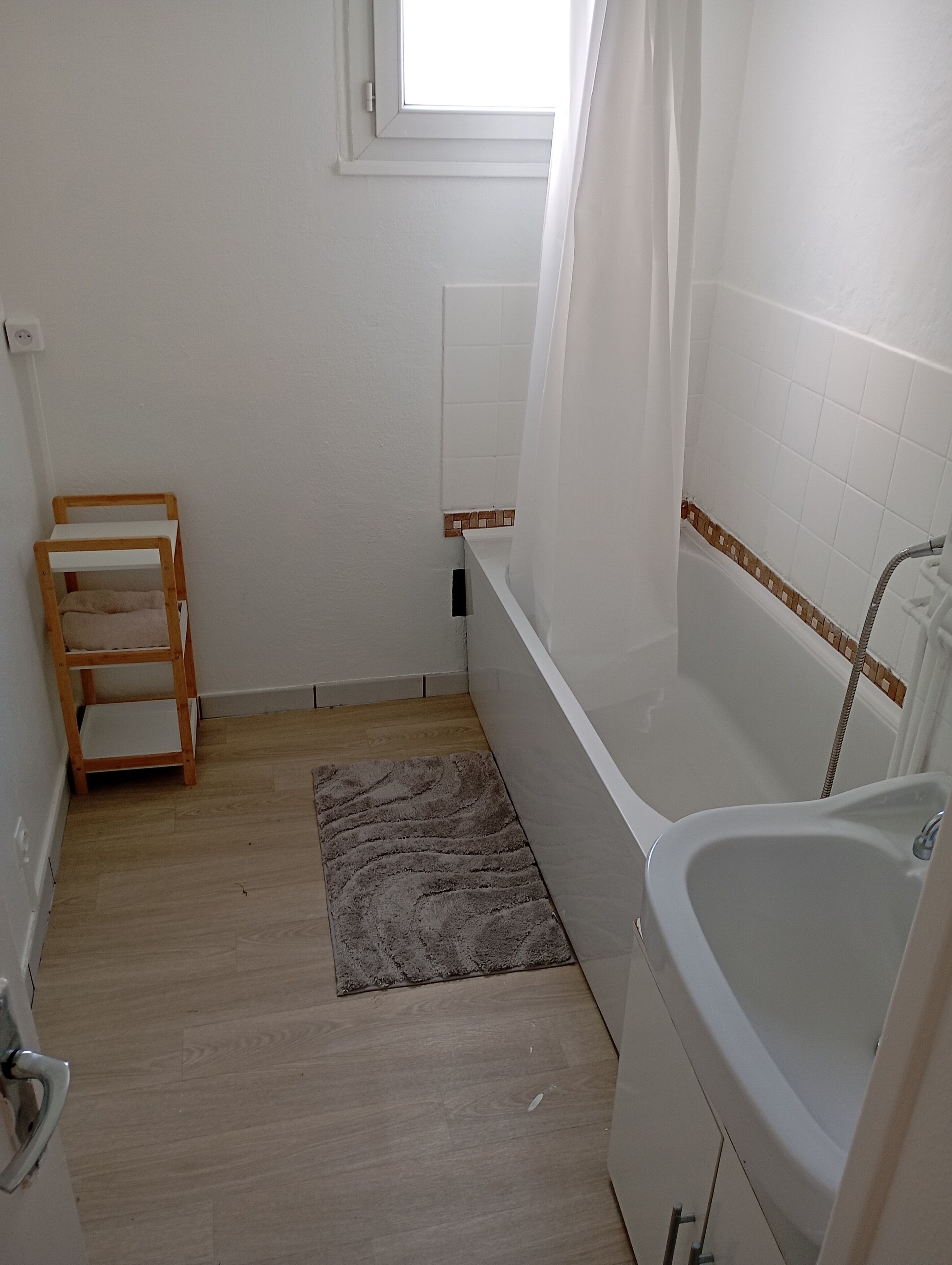 Sèche-cheveux, serviettes fournies, papier toilette