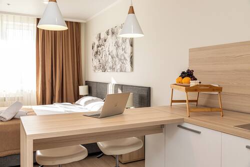 Luxe beddengoed, een bureau, een laptopwerkplek