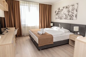 80-inch LCD TV with digital channels, offices - Yes apartments by botanical garden  (Astana)