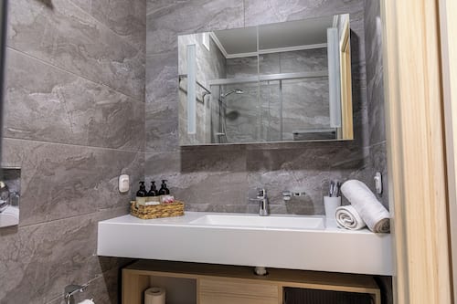 Dusche, kostenlose Toilettenartikel, Haartrockner, Hausschuhe