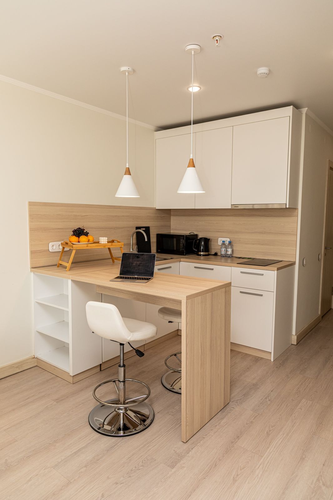 Frigobar, microondas, placa de cocina, tetera/pava eléctrica