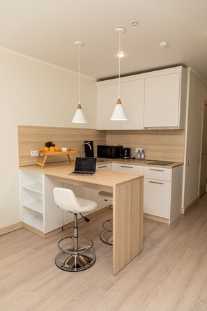 Mini réfrigérateur, micro-ondes, plaque de cuisson