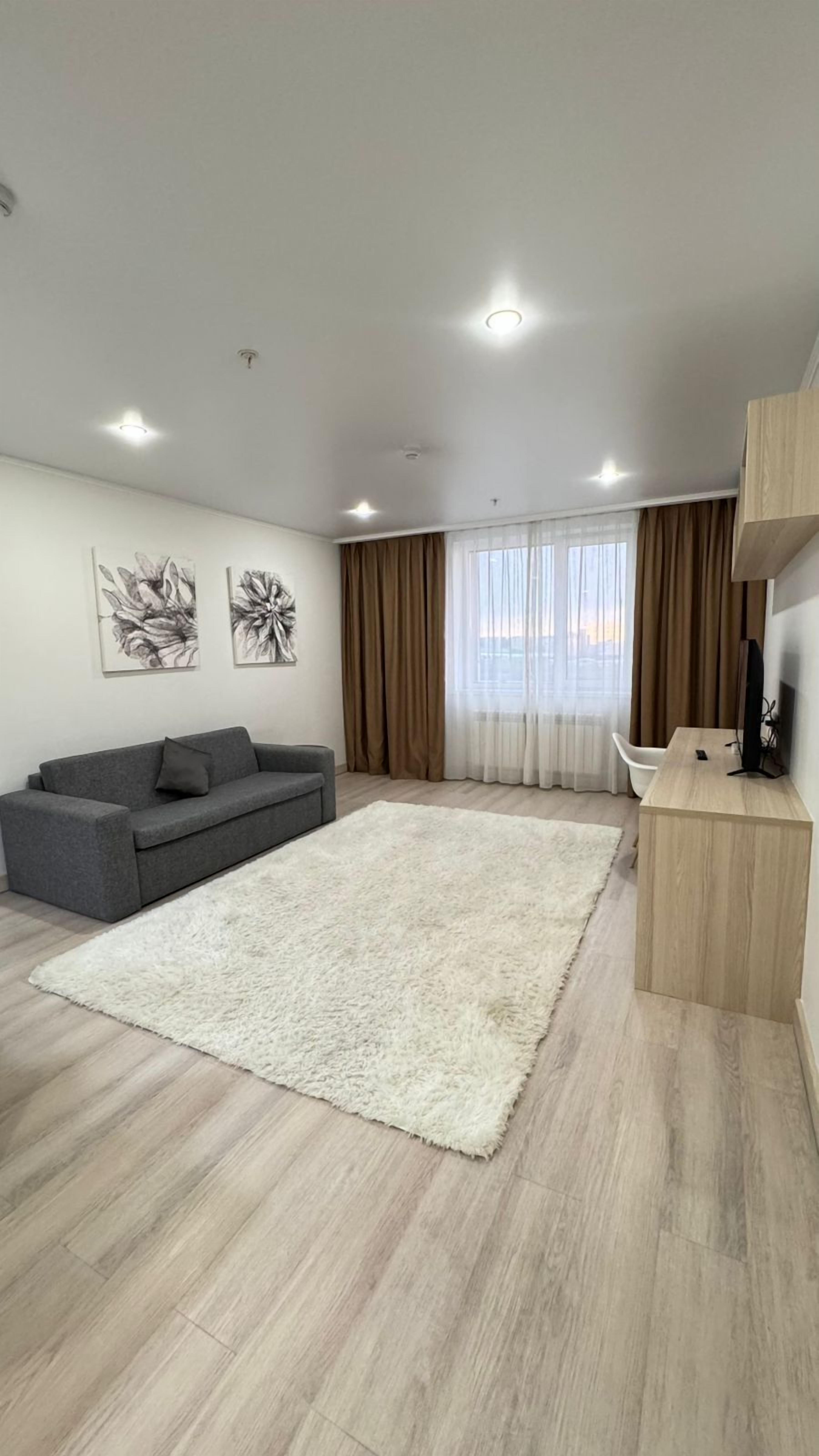 Habitación cuádruple superior | Zona de estar | Televisión LCD de 80 pulgadas con canales digitales