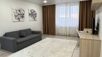 Habitación cuádruple superior | Zona de estar | Televisión LCD de 80 pulgadas con canales digitales