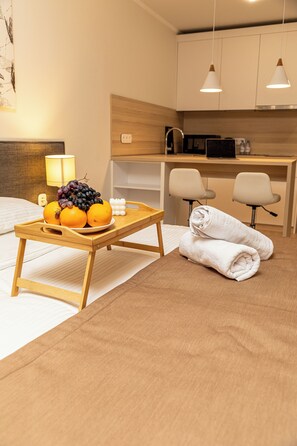 1 Schlafzimmer, hochwertige Bettwaren, Schreibtisch