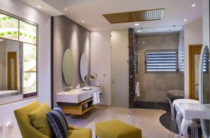Shower, jetted bath, hair dryer, towels