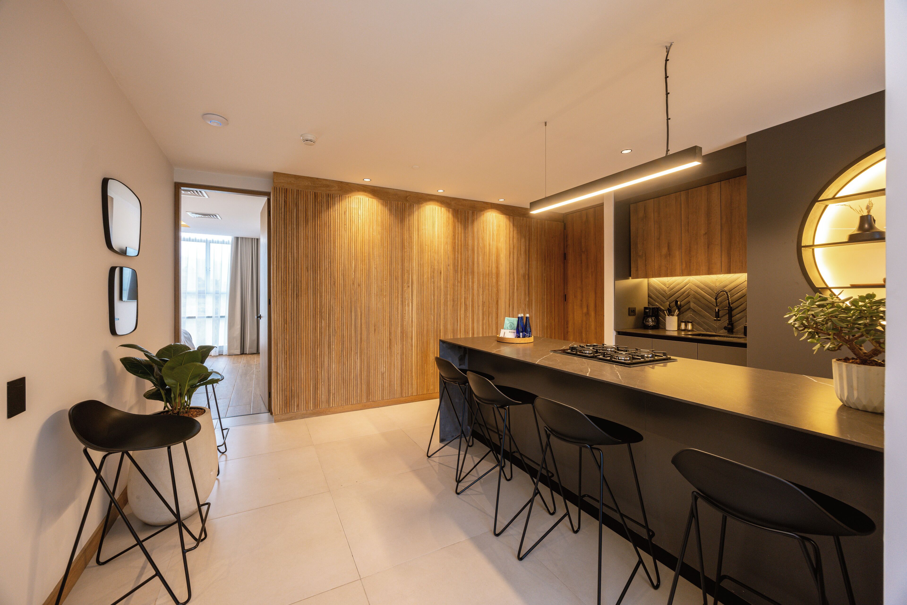 Refrigerador, microondas, parrilla de estufa y cafetera y tetera 