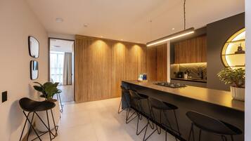 Refrigerador, microondas, parrilla de estufa y cafetera y tetera