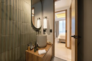 Douche, sèche-cheveux, serviettes fournies, savon