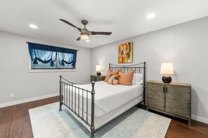 4 habitaciones, escritorio y tabla de planchar con plancha 