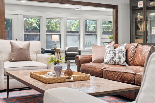 Smart TV, chimenea, libros y oficina 