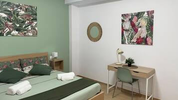 3 soverom, skrivebord, strykejern/-brett og reiseseng for barn
