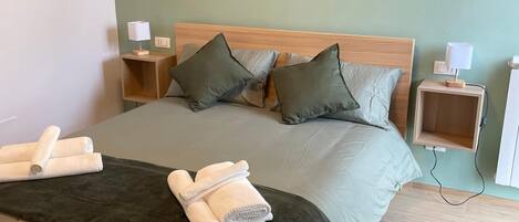 3 chambres, bureau, fer et planche à repasser, lit de bébé portatif