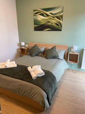 3 Schlafzimmer, Schreibtisch, Bügeleisen/Bügelbrett, Reisekinderbett