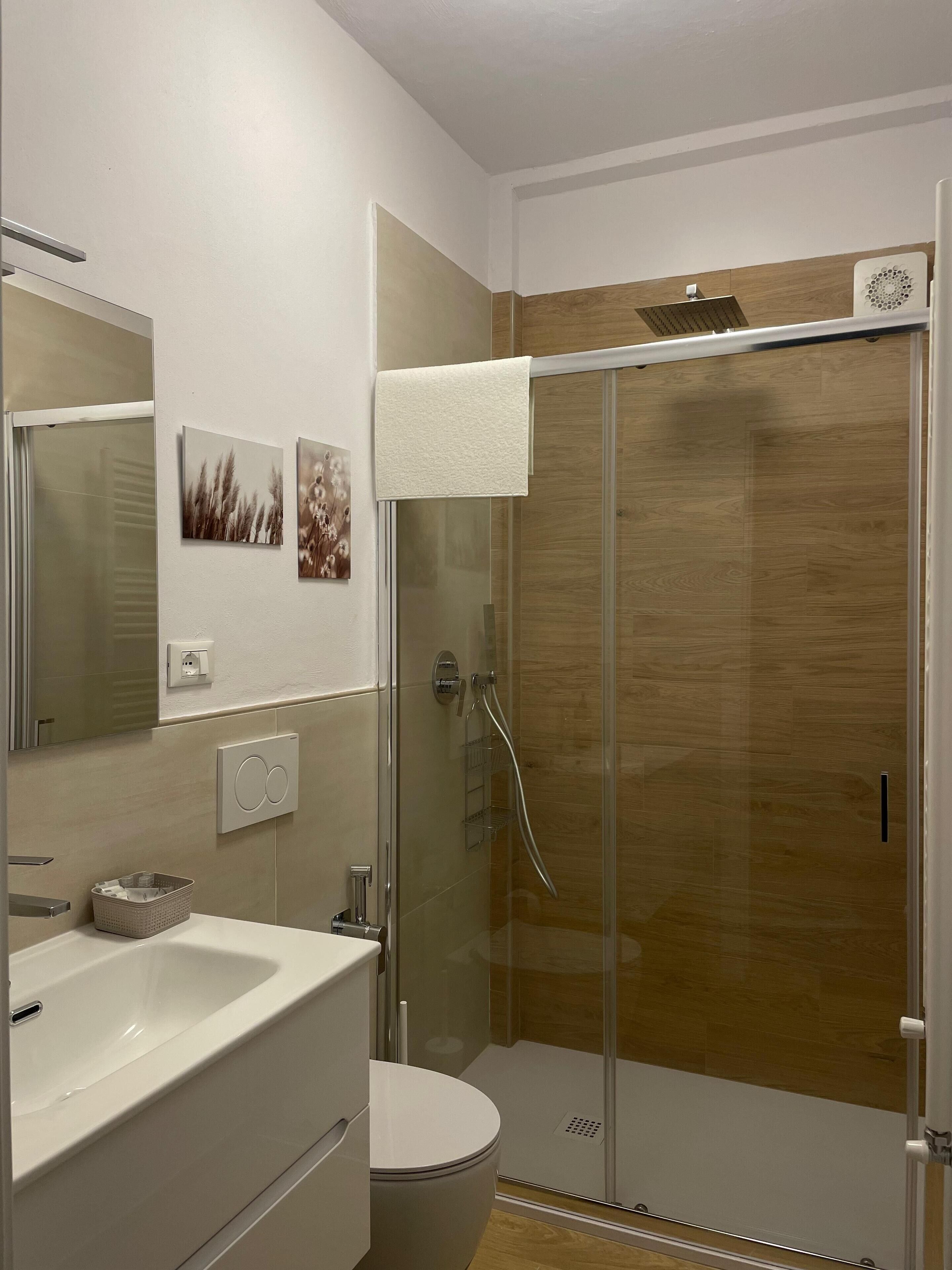 Doccia, asciugacapelli, bidet, asciugamani