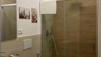 Doccia, asciugacapelli, bidet, asciugamani