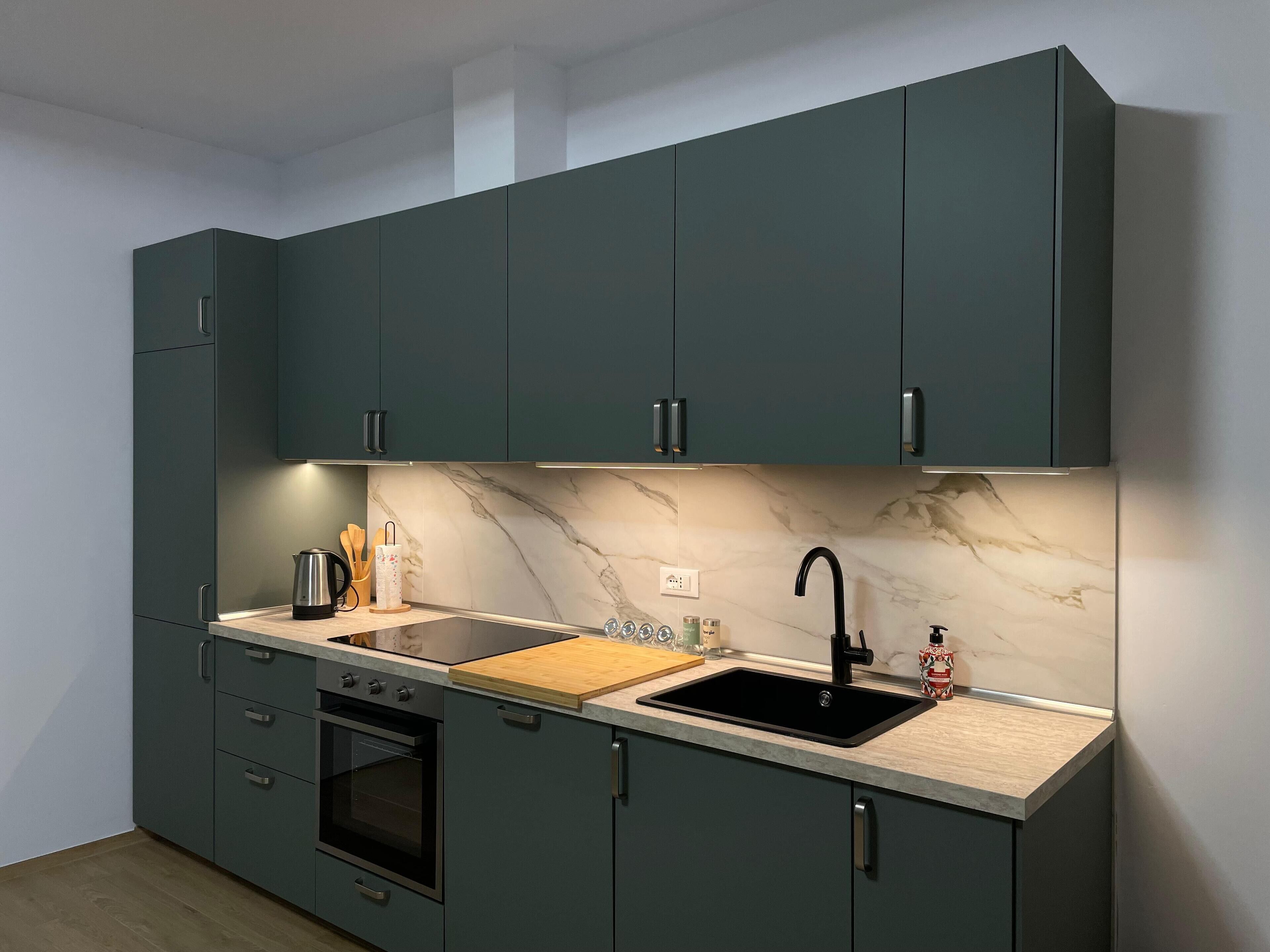 Kühlschrank, Mikrowelle, Ofen, Herdplatte